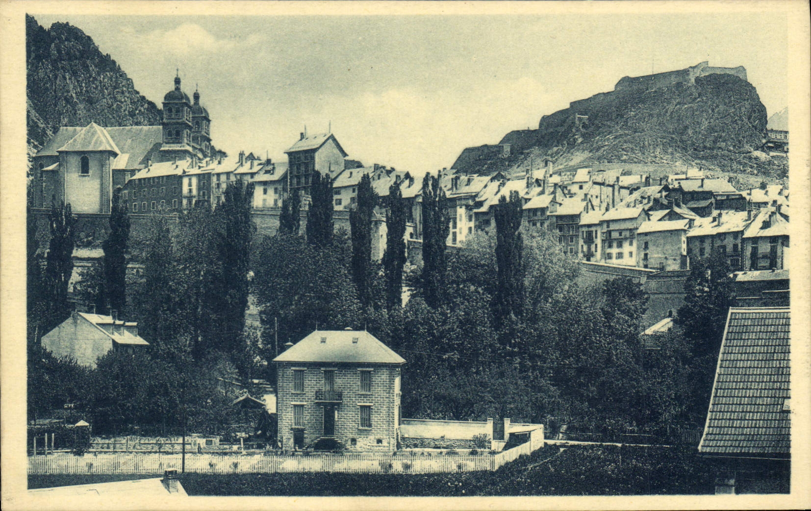 BRIANÇON — les Remparts, l'Église et le Fort du Château — éditeur MOLLERET - Grenoble