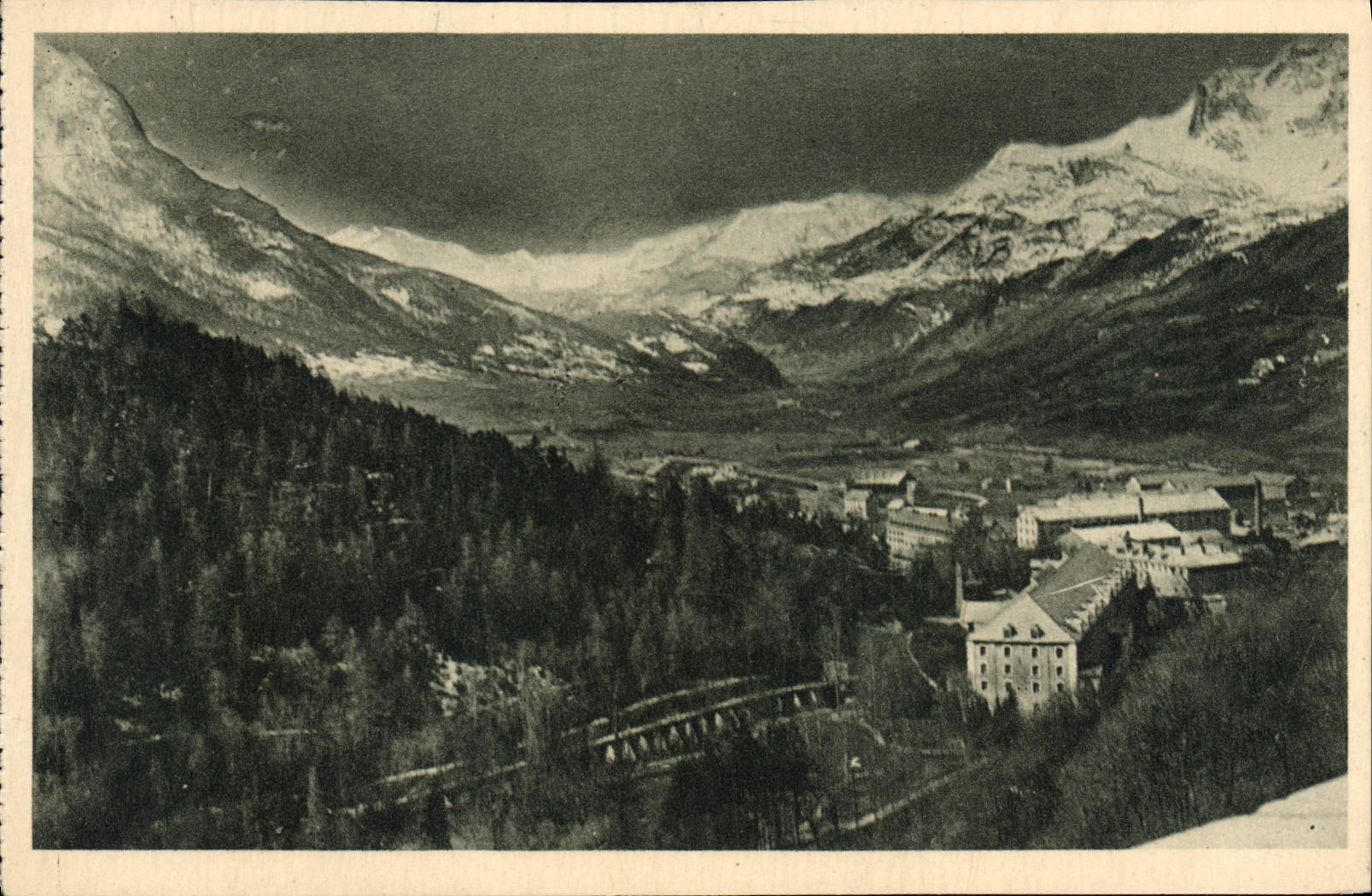 Briancón — Vue de la Ville sur Ste-Catherine et la Vallée de la Durance, au fond, Crêtes de Dormillouse à droite, Montbrison