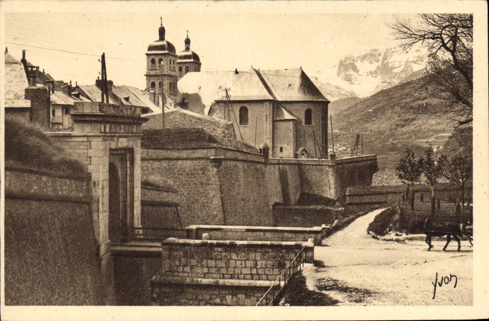 BRIANÇON (Htes Alpes) — La Porte de Pignerol et l'Église — Éditions d'Art YVON, Paris