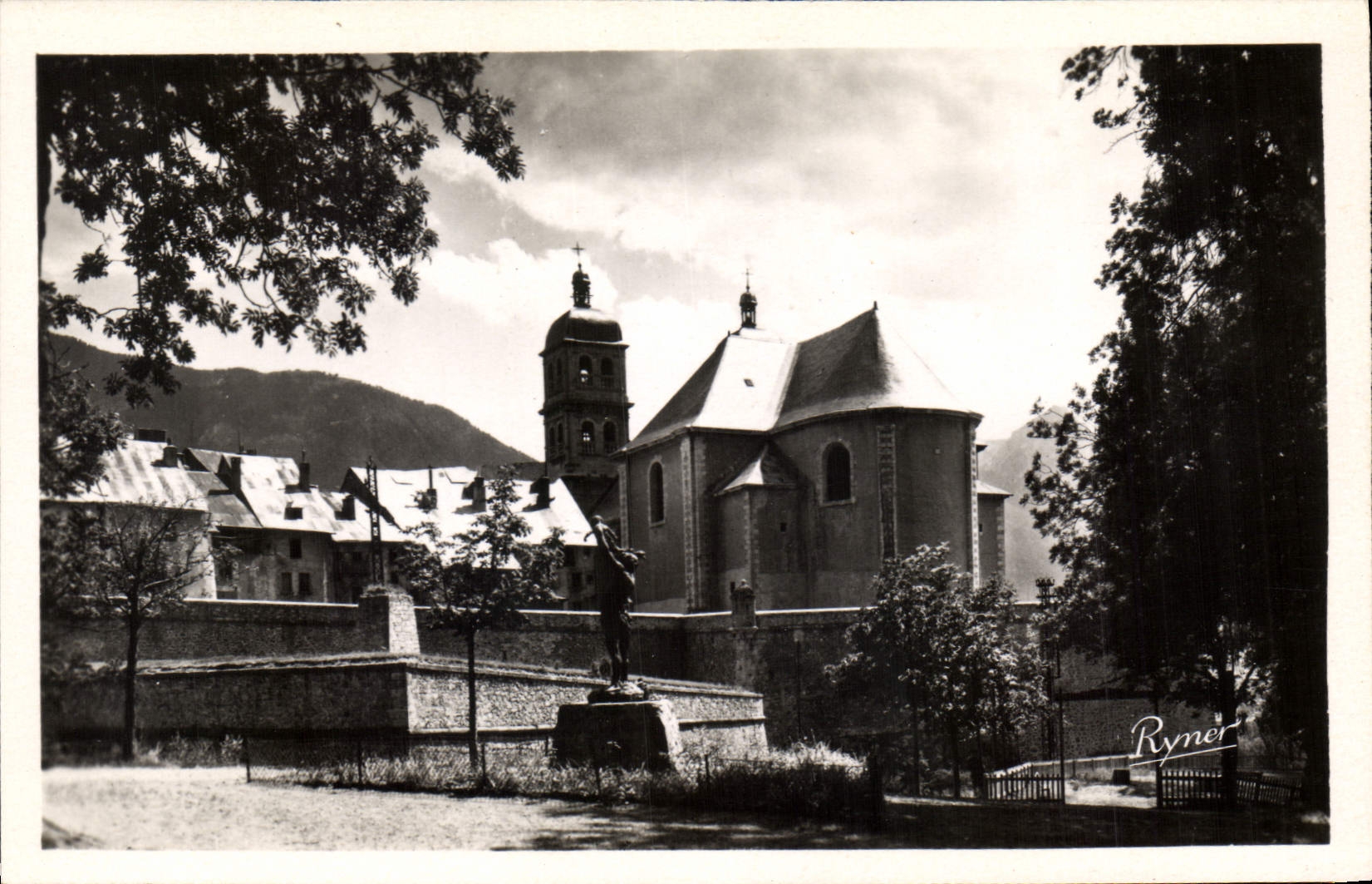Briançon (Hautes-Alpes) — Vue sur la Cathédrale et Jardin d'Été — Éditions Ryner
