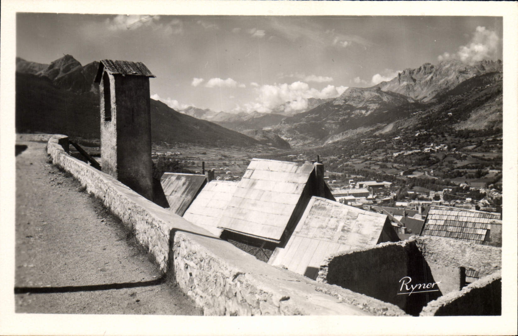 Briouançon — Chemin de ronde et vue sur la Vallée de la Durance — Éditions Ryner