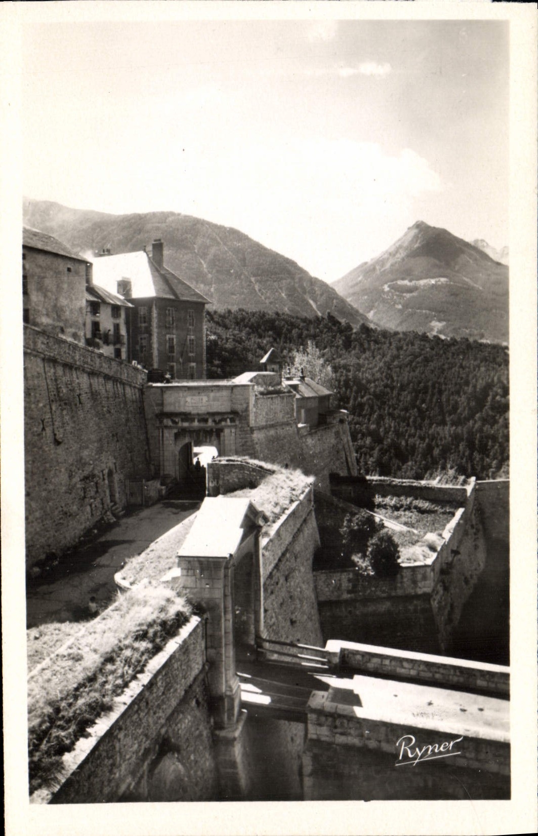 Briançon — Portes d'Embrun avec les remparts — Éditions Ryner