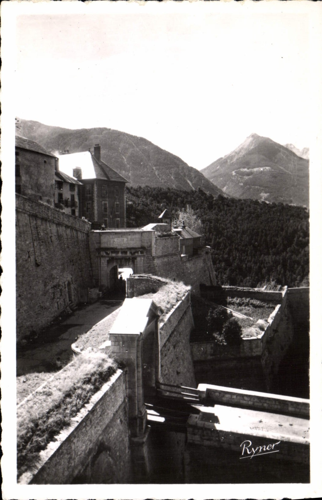 Briançon (H.A.) — Portes d'Embrun avec les remparts — Ryner