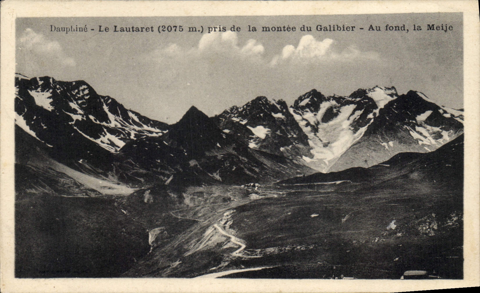 Dauphiné - Le Lautaret (2075 m.) pris de la montée du Galibier - Au fond, la Meije
