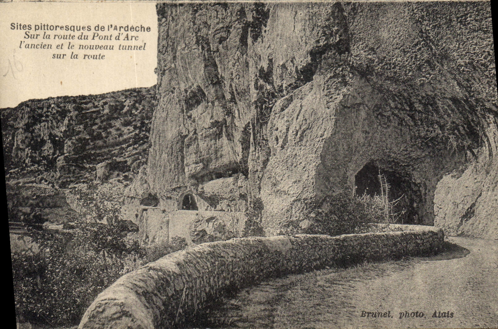 CPA Sites pittoresques de l'Ardeche Sur la route du Pont d'Arc 