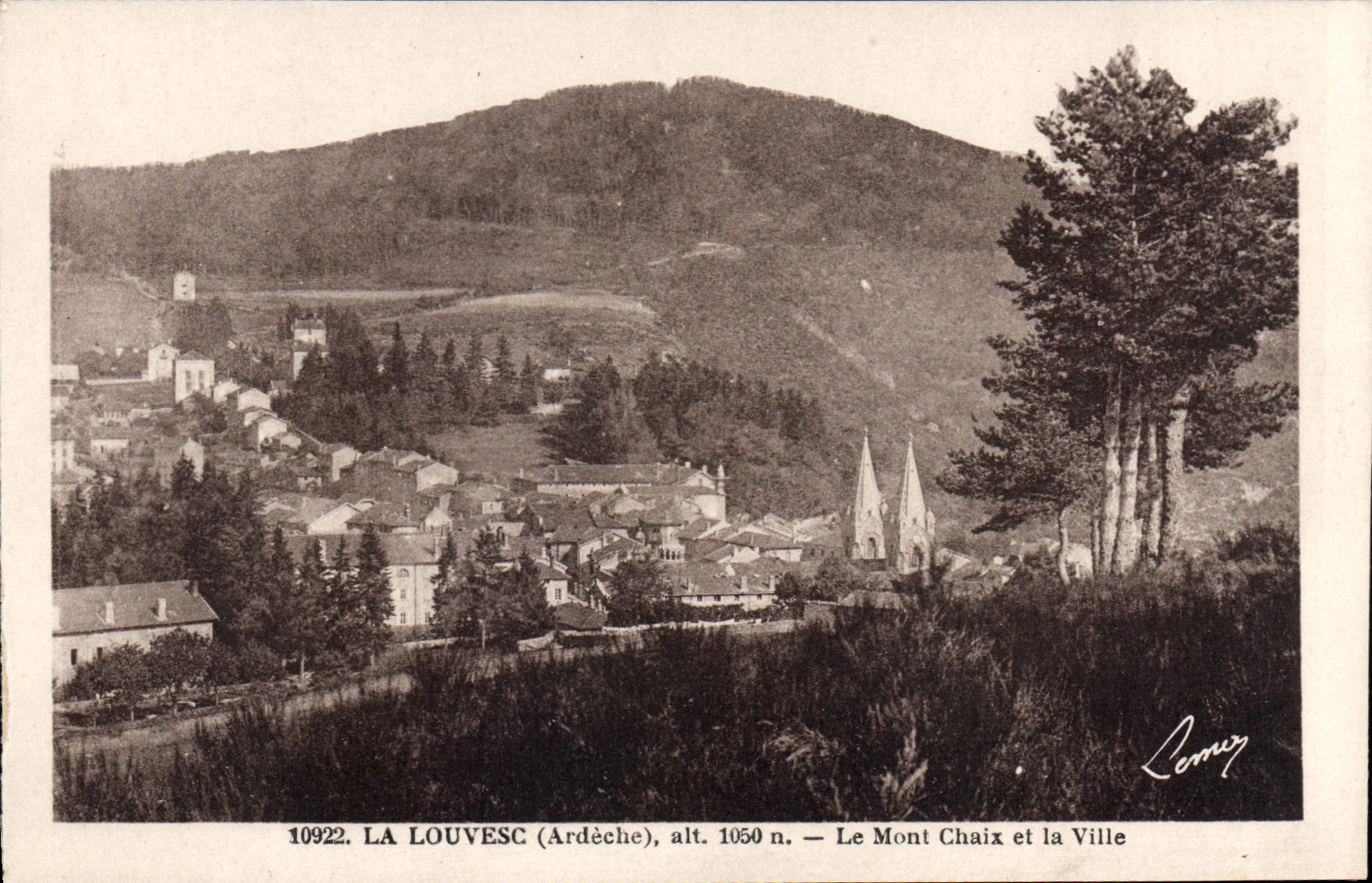 La Louvesc (Ardèche), alt. 1050 n. — Le Mont Chaix et la Ville
