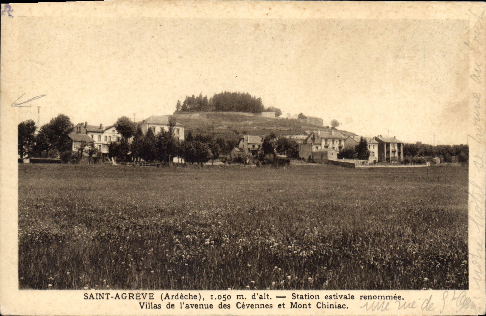 Saint-Agrève (Ardèche), 1.050 m d'alt. — Station estivale renommée. Villas de l'avenue des Cévennes et Mont Chiniac.