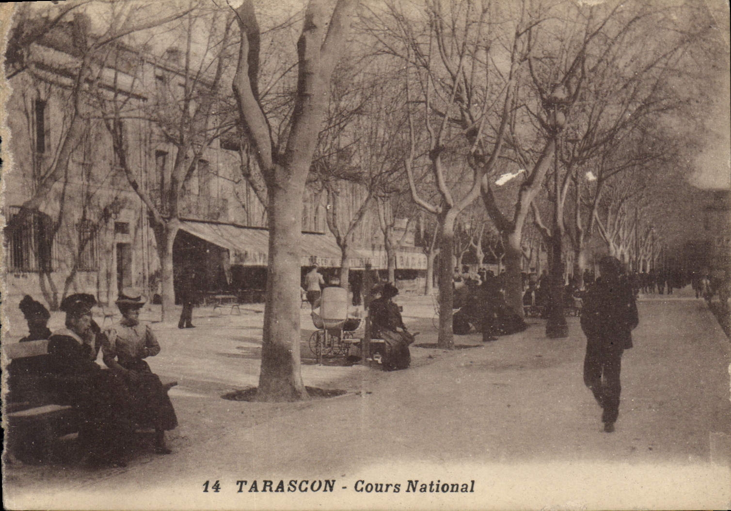 Tarascon - Cours National — vue urbaine avec arbres et piétons — éditeur inconnu, n° 14