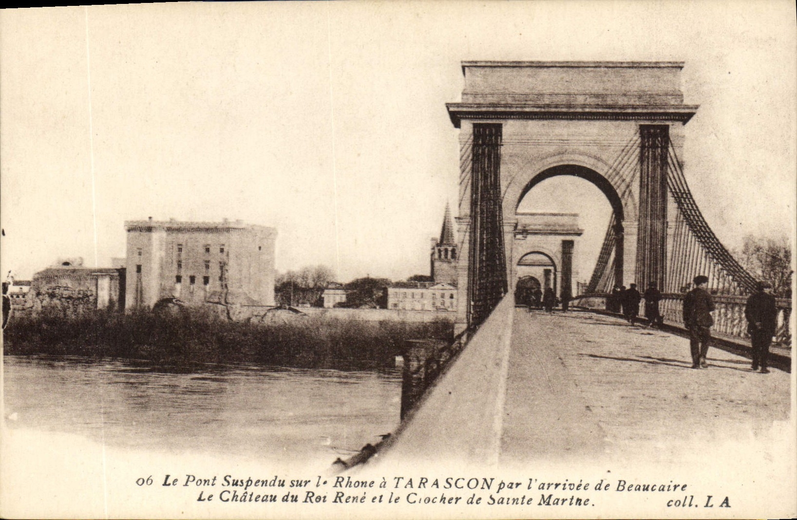 Le Pont Suspendu sur le Rhône à Tarascon — Le Château du Roi René et le Crocher de Sainte-Marine — coll. L.A.