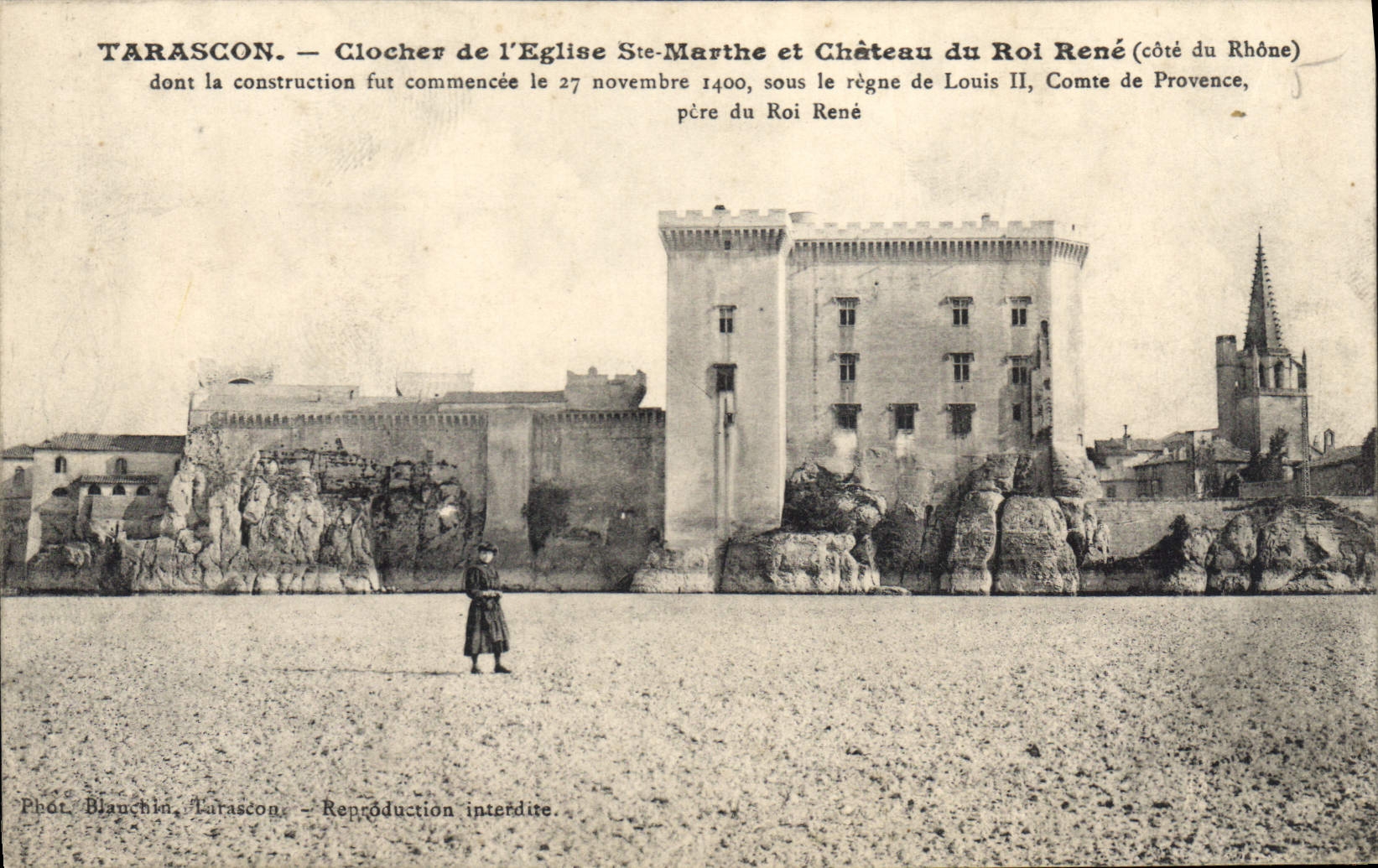 Tarascon — Clocher de l'Église Sainte-Marthe et Château du Roi René (côté du Rhône) — Phot. Blauchin, Tarascon