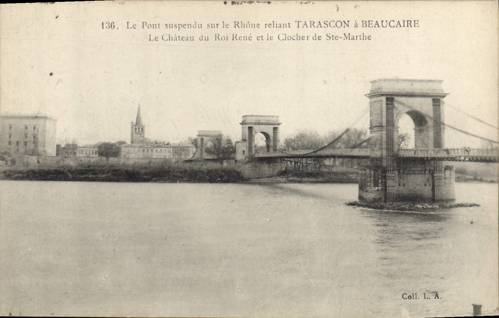 Le Pont suspendu sur le Rhône reliant Tarascon à Beaucaire — Château du Roi René et Clocher de Ste-Marthe — Coll. L. A.