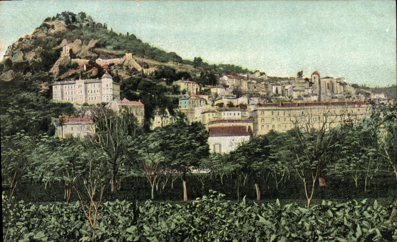 Ville perchée sur colline — vue panoramique — éditeur LAVO PHOTO