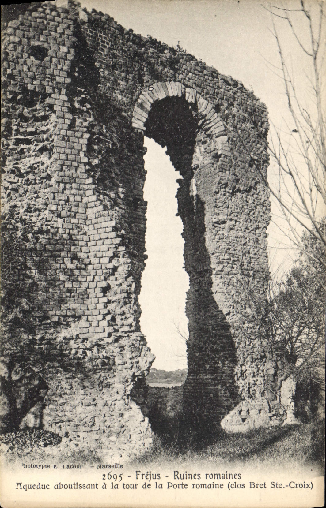 CPA Frejus Ruines Romaines Aqueduc aboutissant a la tour de la porte Romaine Clos Bret Ste Croix 