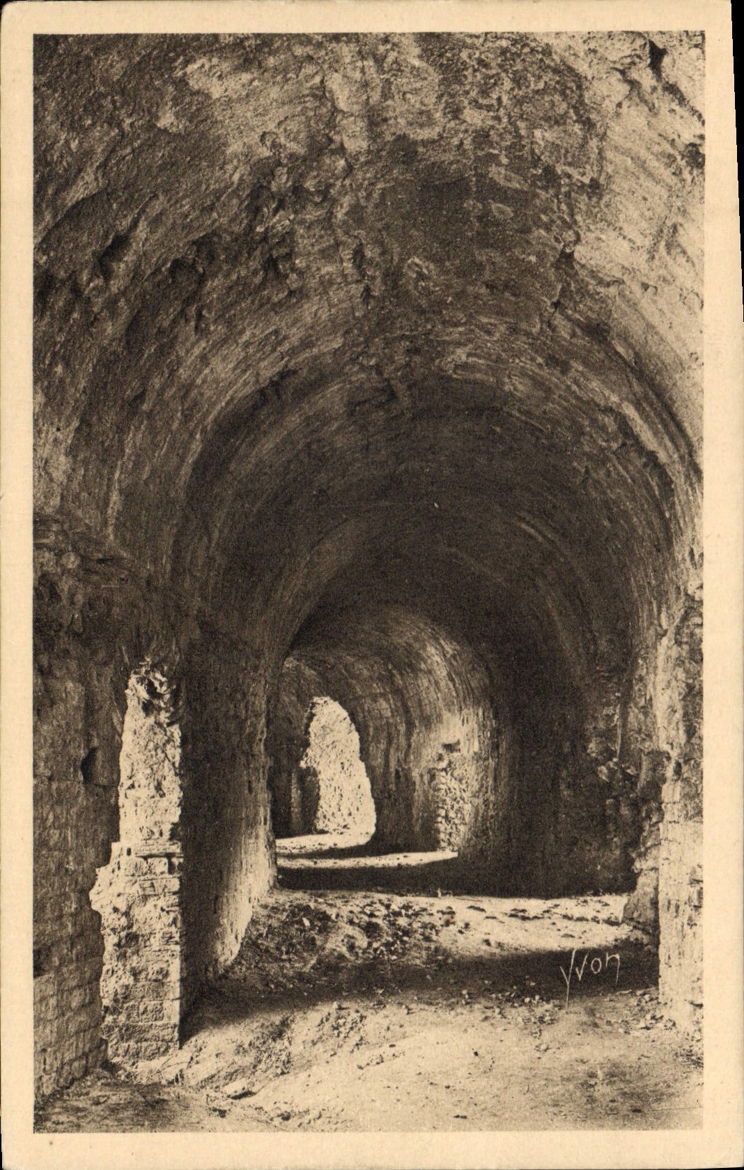 Galerie voûtée des Arènes — Fréjus — Édition d'Art Yvon, France