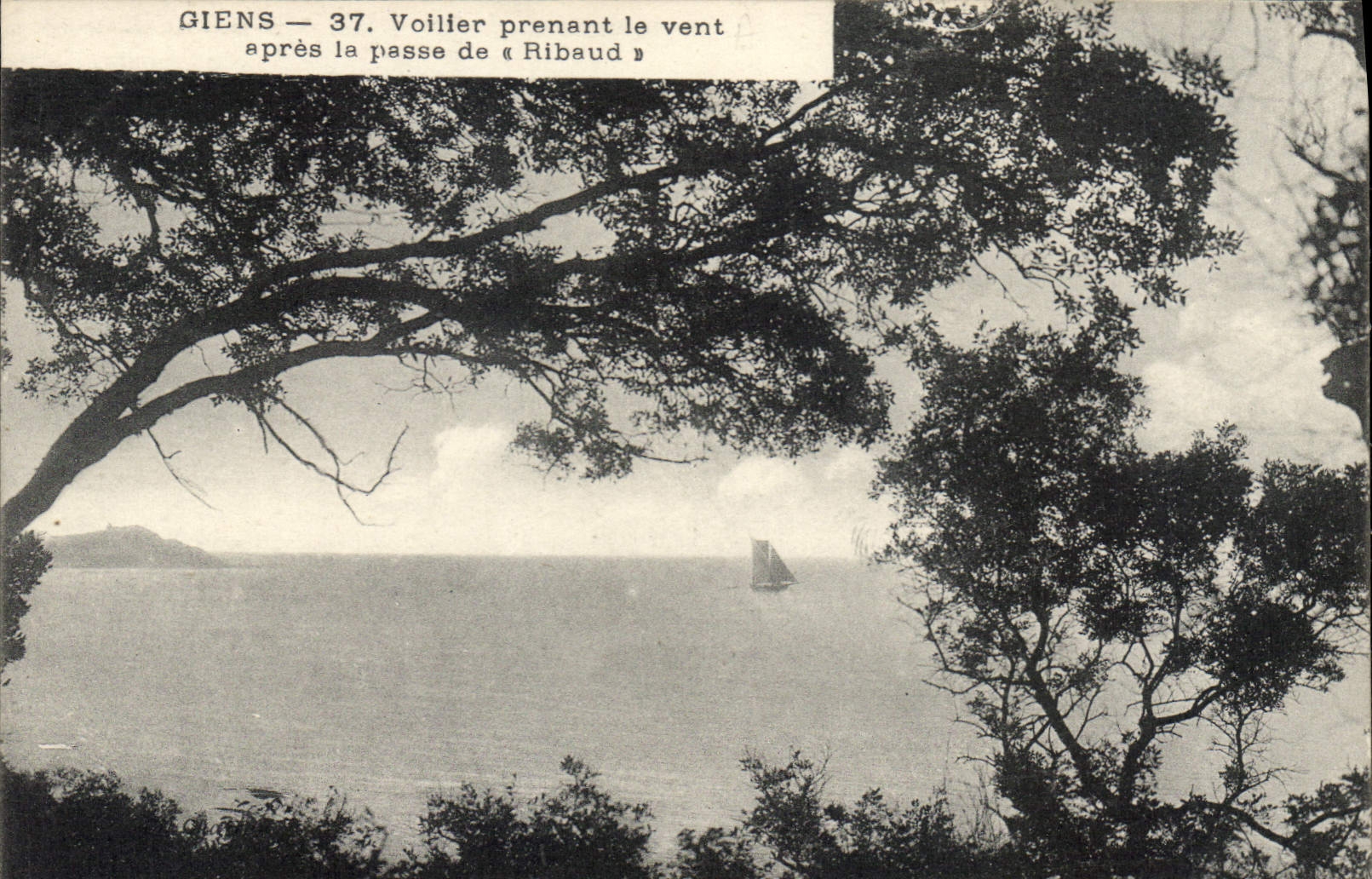 Giens — 37. Segelboot, das den Wind nimmt nach der Passage « Ribaud »
