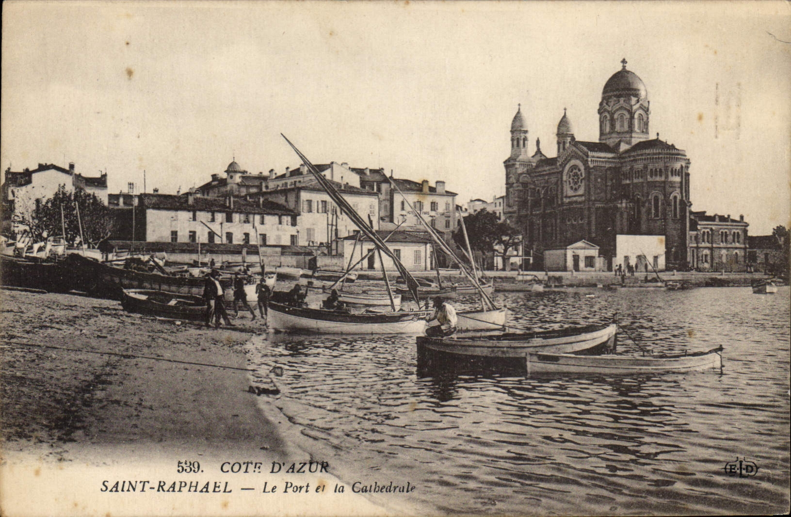 CPA Cote d'Azur Saint Raphael Le port et la Cathedrale 