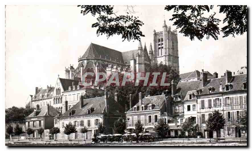 Auxerre (Yonne) — La Cathédrale prise des bords de l'Yonne — Édition Glattigny