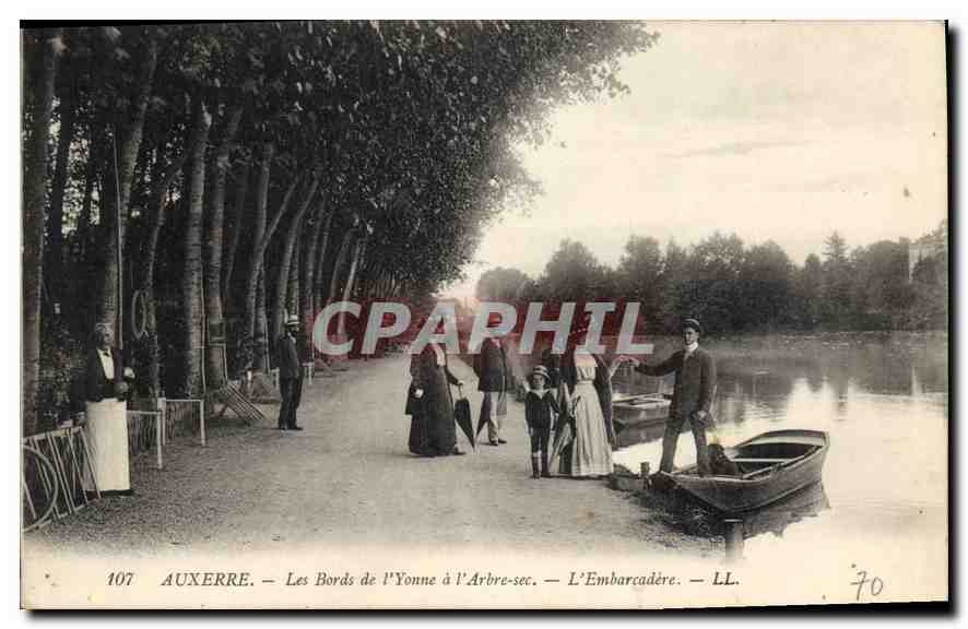 CPA Auxerre Les Bords de l'Yonne a l'Arbre sec L'Embarcadere 