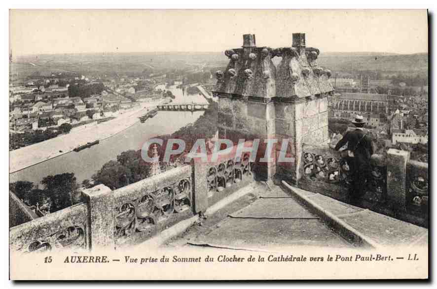 Auxerre — Vue prise du sommet du clocher de la cathédrale vers le pont Paul-Bert — L.L. n°15