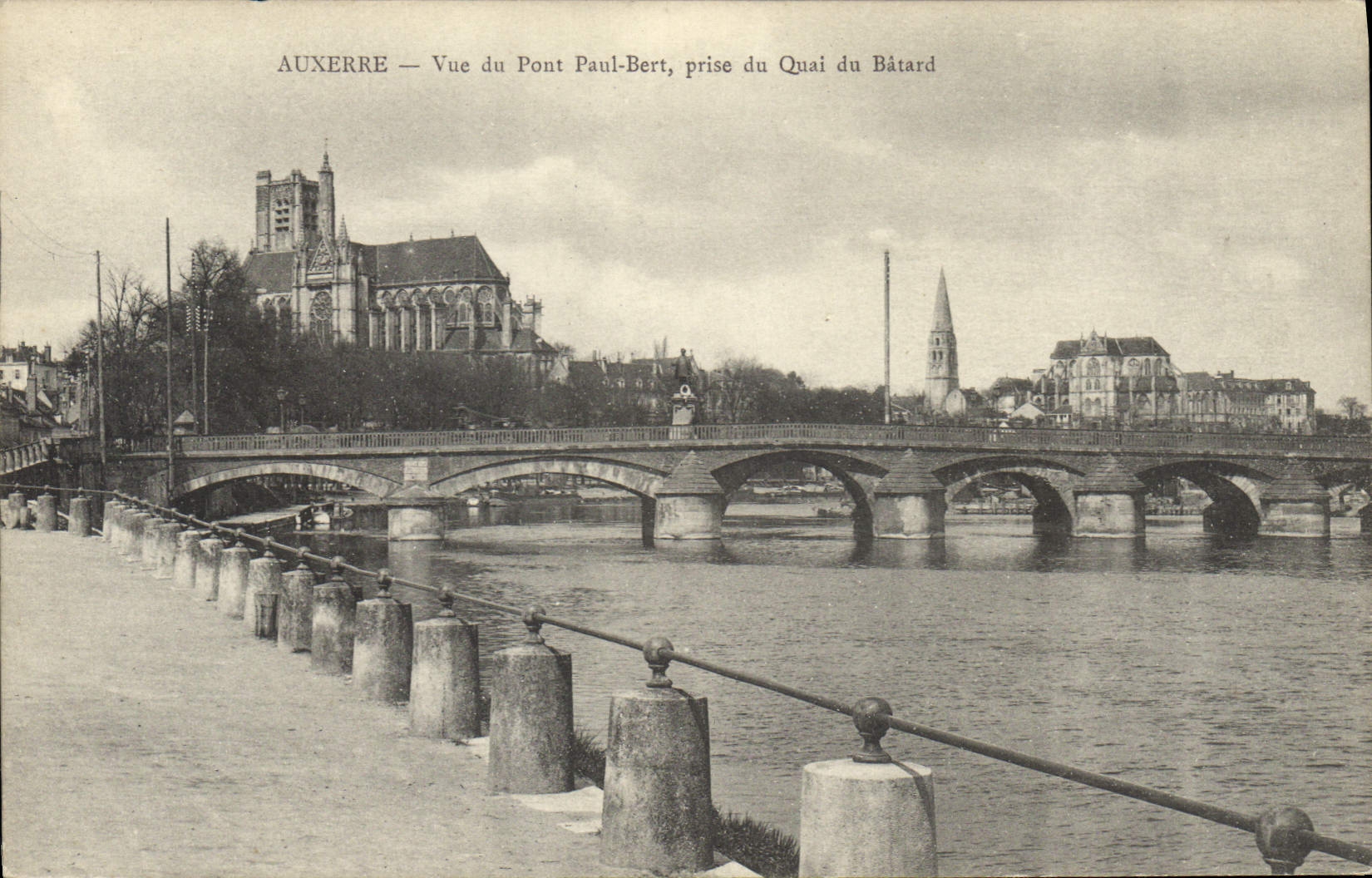 Auxerre — Vue du Pont Paul-Bert, prise du Quai du Bátard