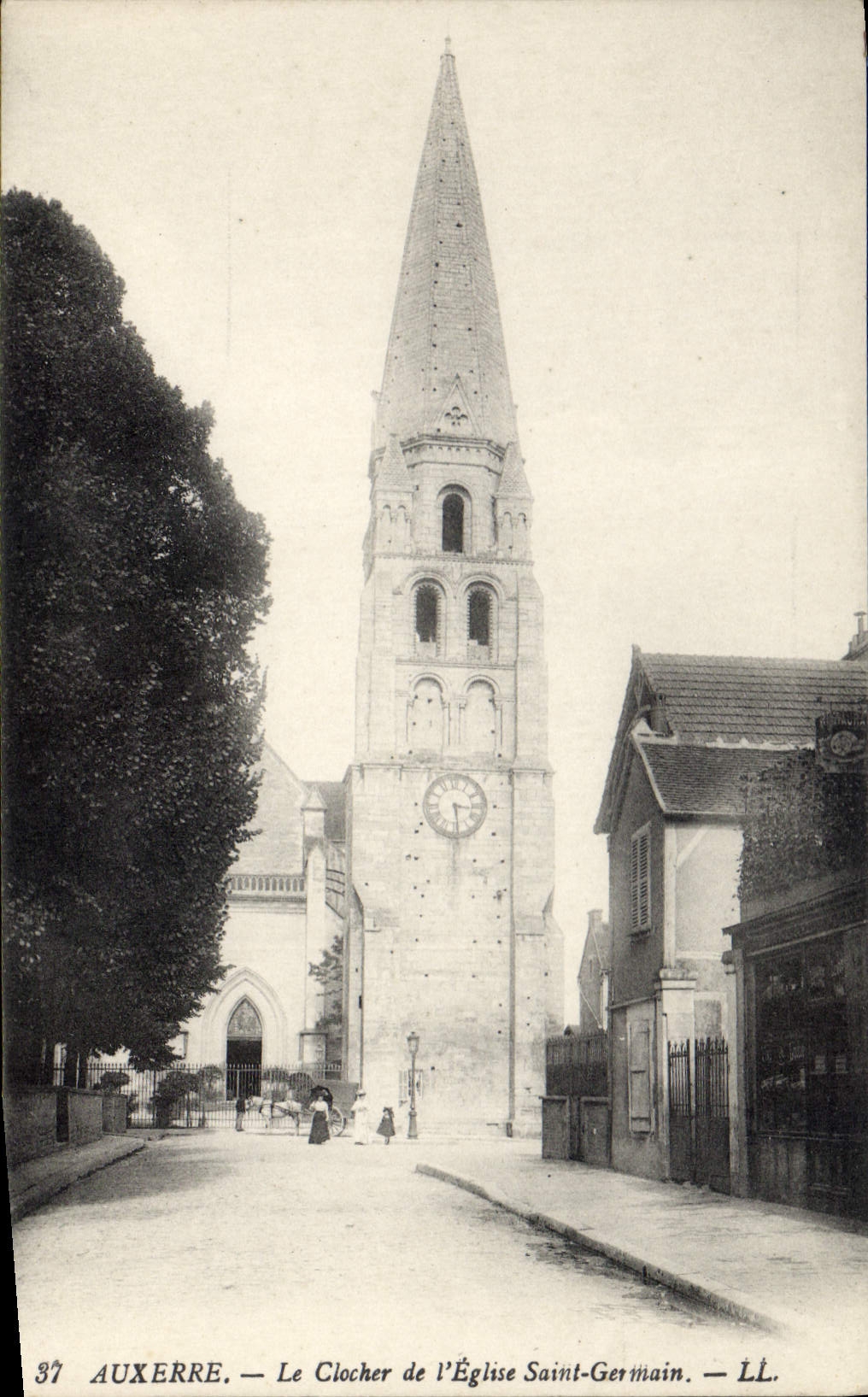 Auxerre — Le Clocher de l'Église Saint-Germain — LL