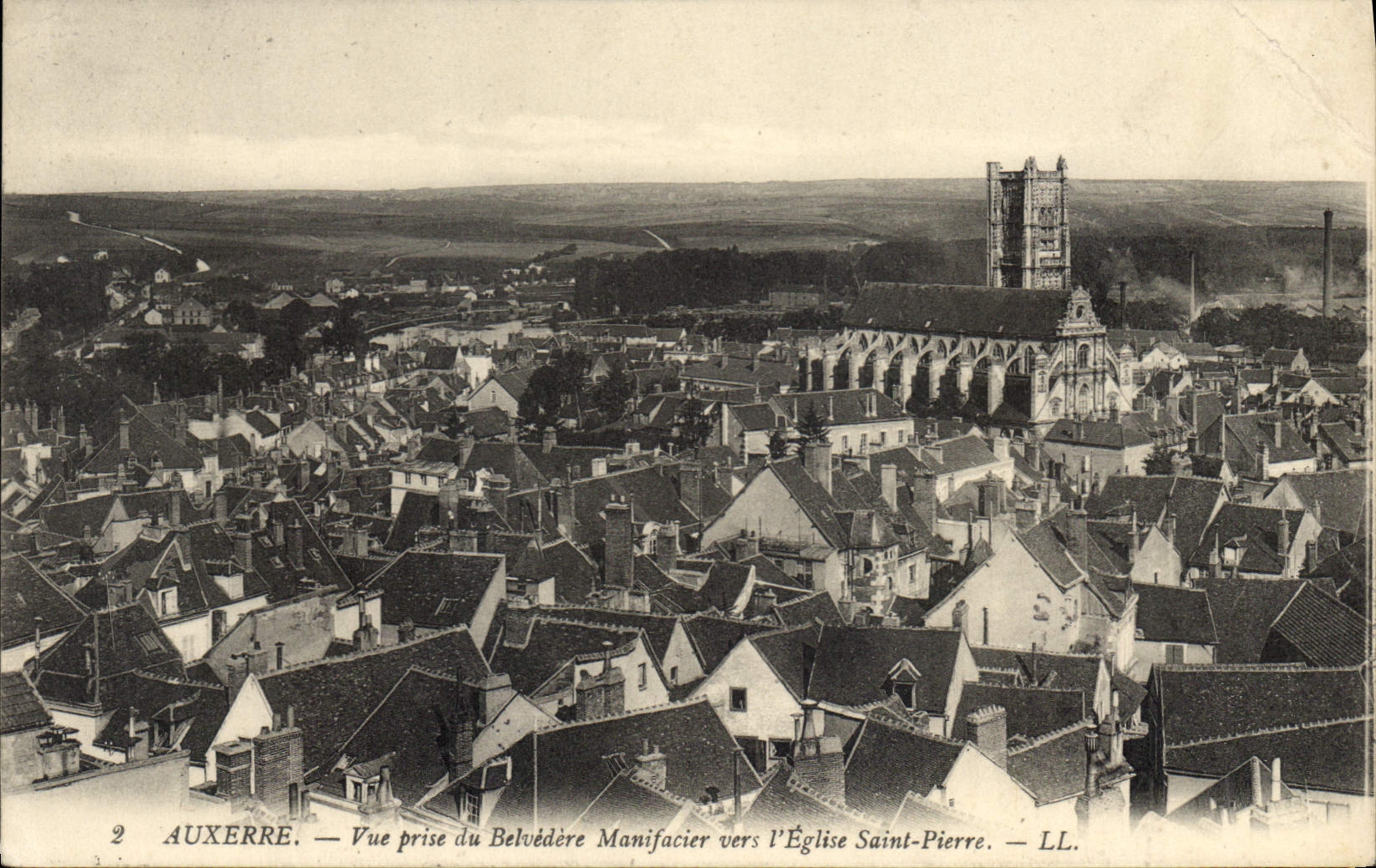 Auxerre — Vue prise du Belvédère Manificier vers l'Église Saint-Pierre — LL.