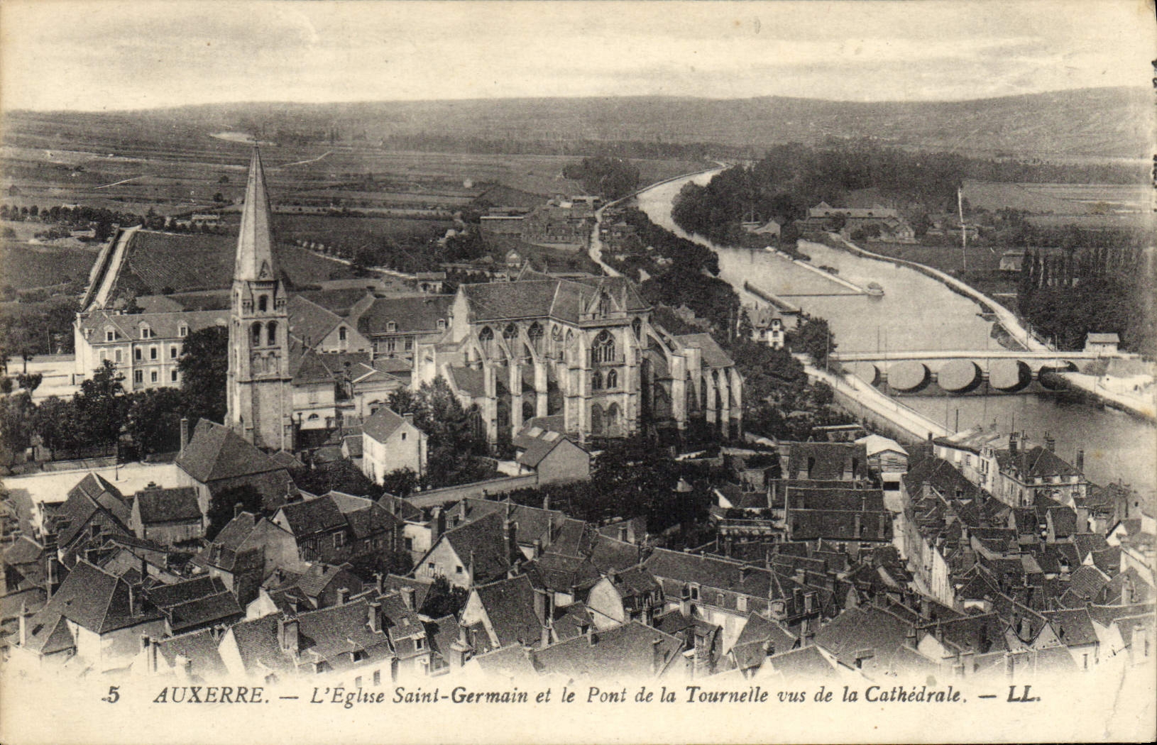 CPA Auxerre L'Eglise Saint Germain et le Pont de la Tournelle vus de la Cathedrale 