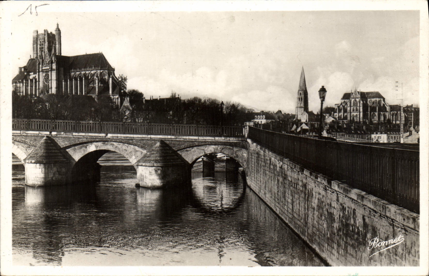 Auxerre — La Cathédrale et l'Église Saint-Germain — Bonnet