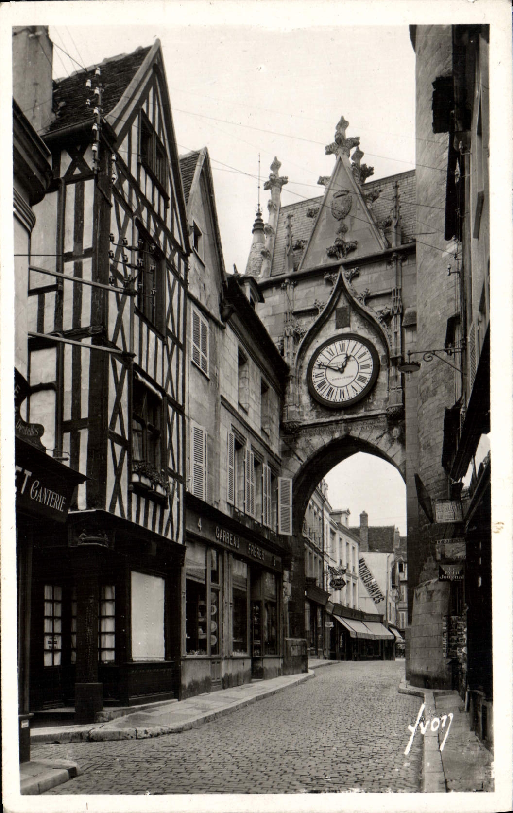 Auxerre (Yonne) — Porte de l'Horloge et vieille maison du XV° s. — Les Éditions d'Art 'VYVONN' Paris, 15, Rue Française 37