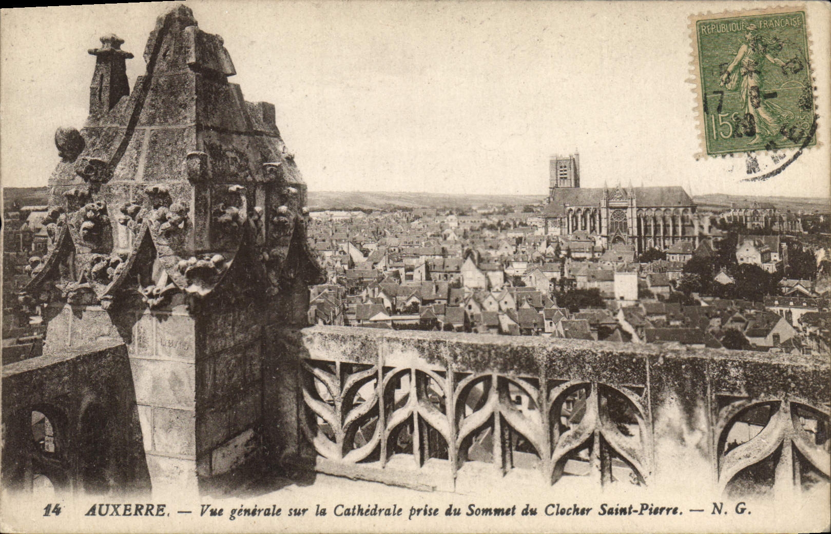 Auxerre — Vue générale sur la Cathédrale prise du sommet du clocher Saint-Pierre — N.G.