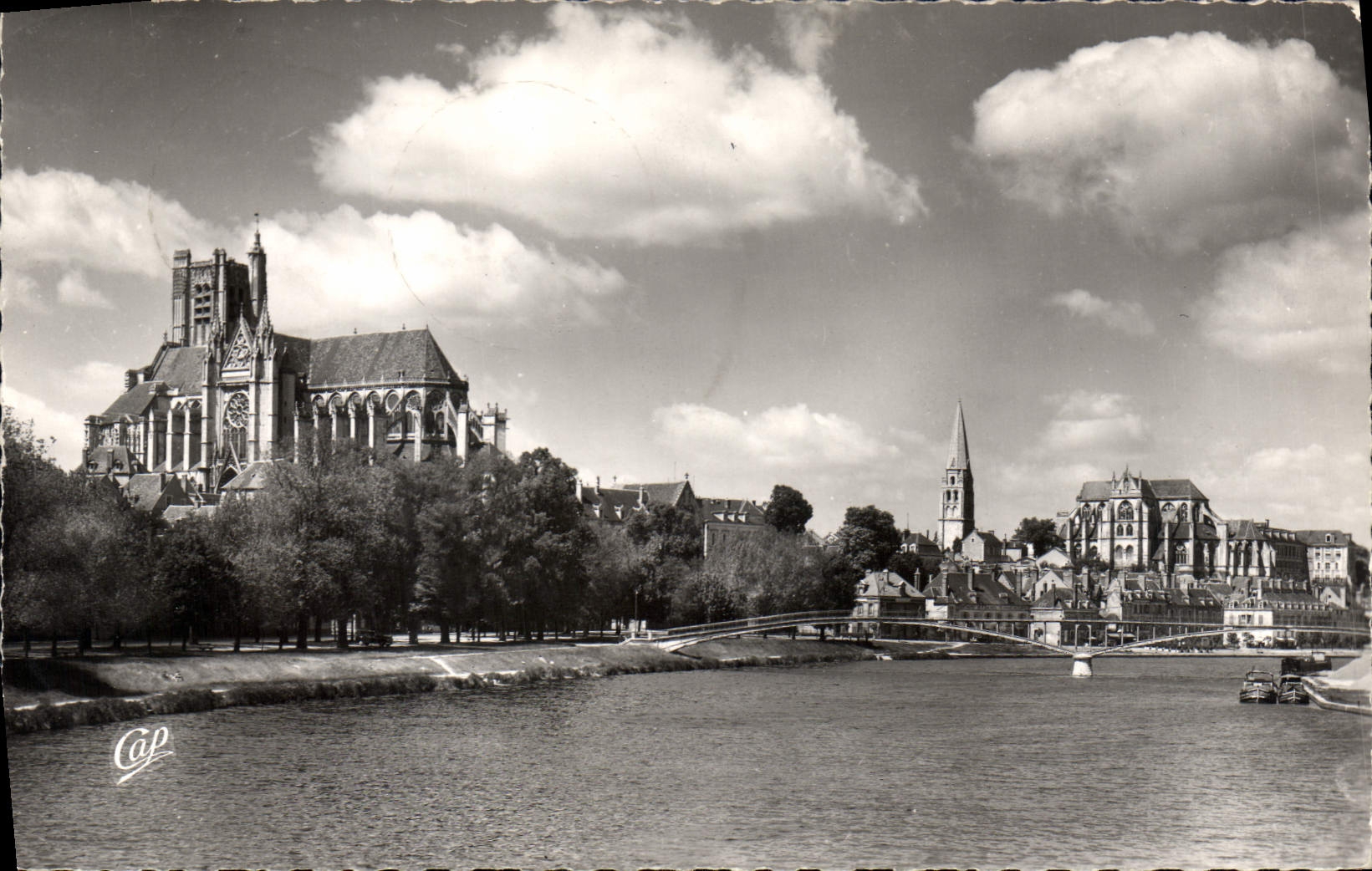 Auxerre — Cathédrale Saint-Étienne et l'Yonne — Cap