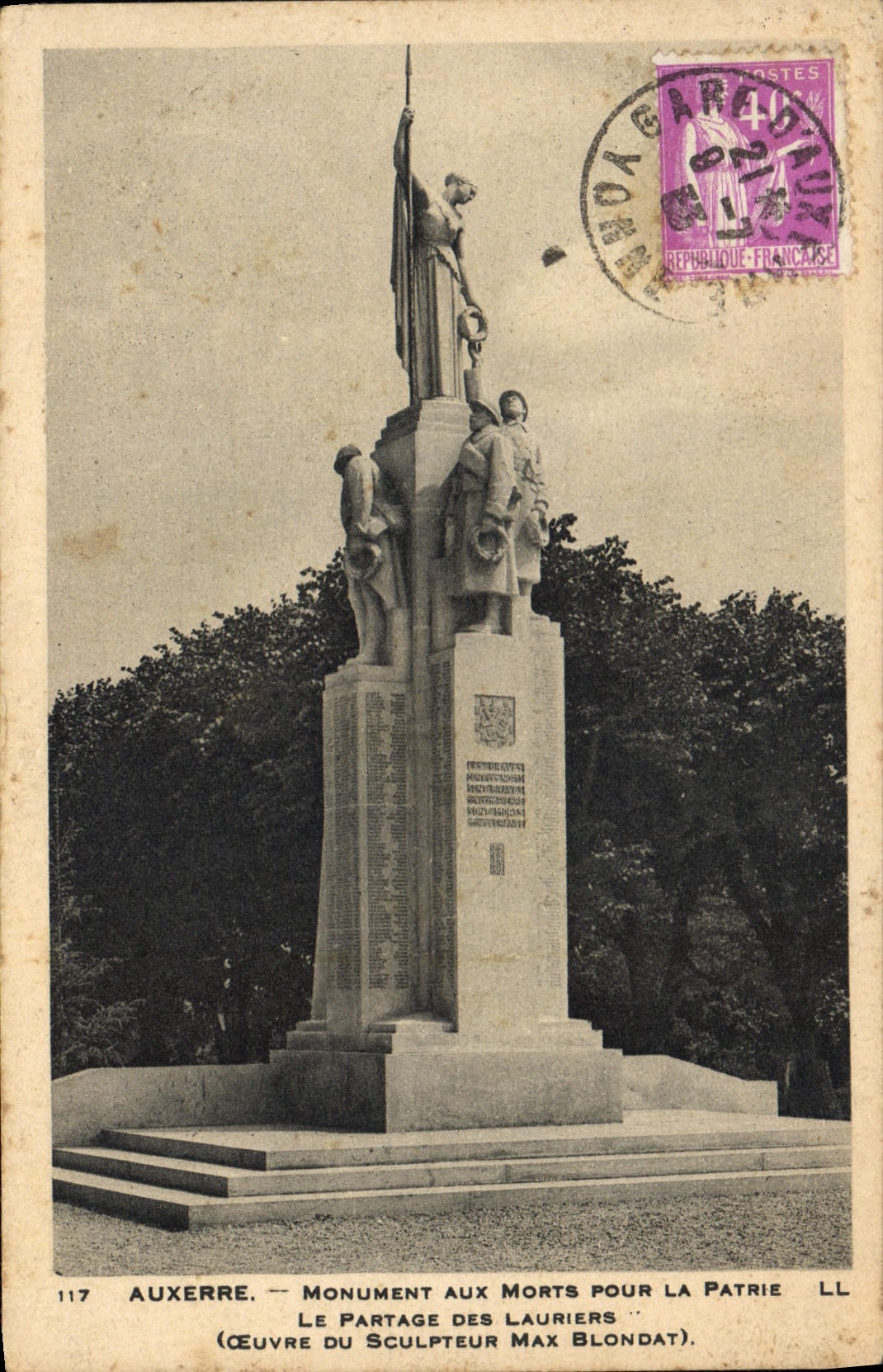 Auxerre — Monument aux Morts pour la Patrie — œuvre du sculpteur Max Blondat
