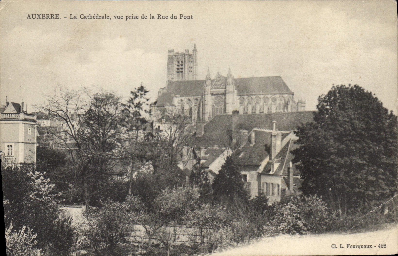 CPA Auxerre la Cathedrale vue prise de la rue du Pont 