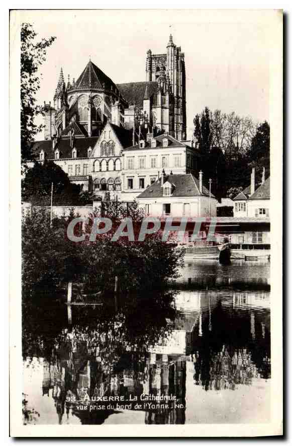 CPA Auxerre la Cathedrale vue prise du Bord de l'Yonne 