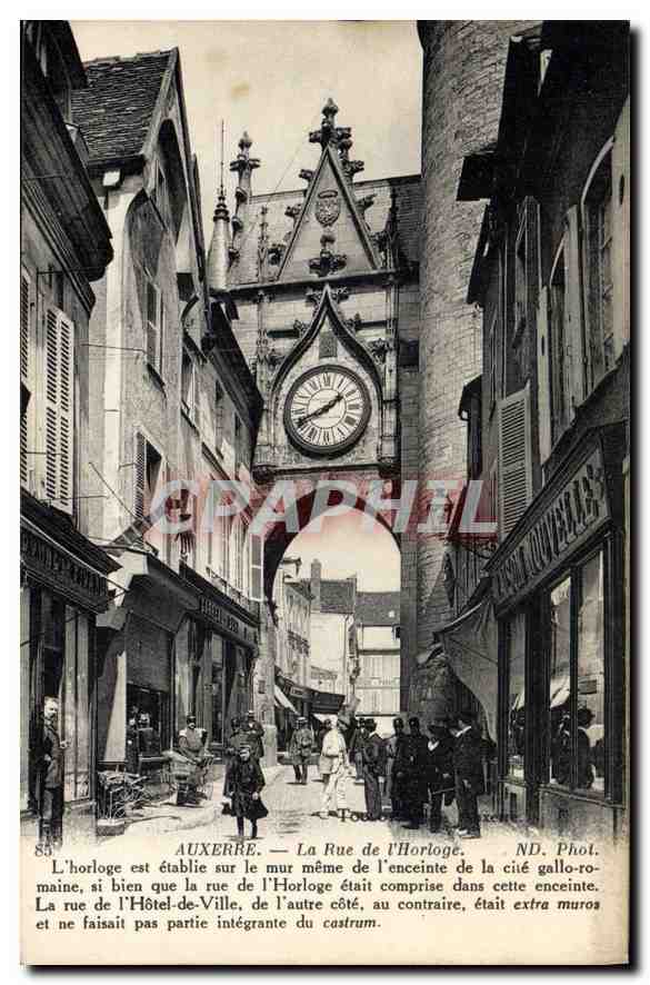 AUXERRE — La Rue de l'Horloge — ND. Phot.