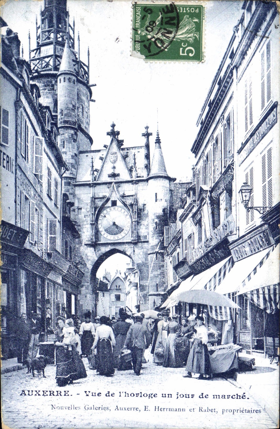 Auxerre - Vue de l'horloge un jour de marché — E. Herrmann et Rabet, propriétaires