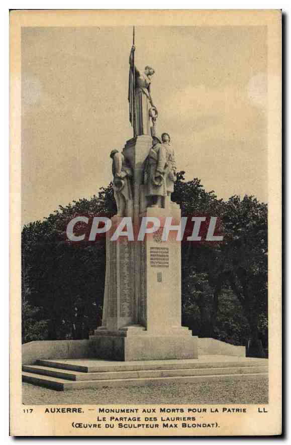 CPA Auxerre Monument aux Morts pour la Patrie le Partage des Lauriers Ceuvre de Sculpteur Max Blonda