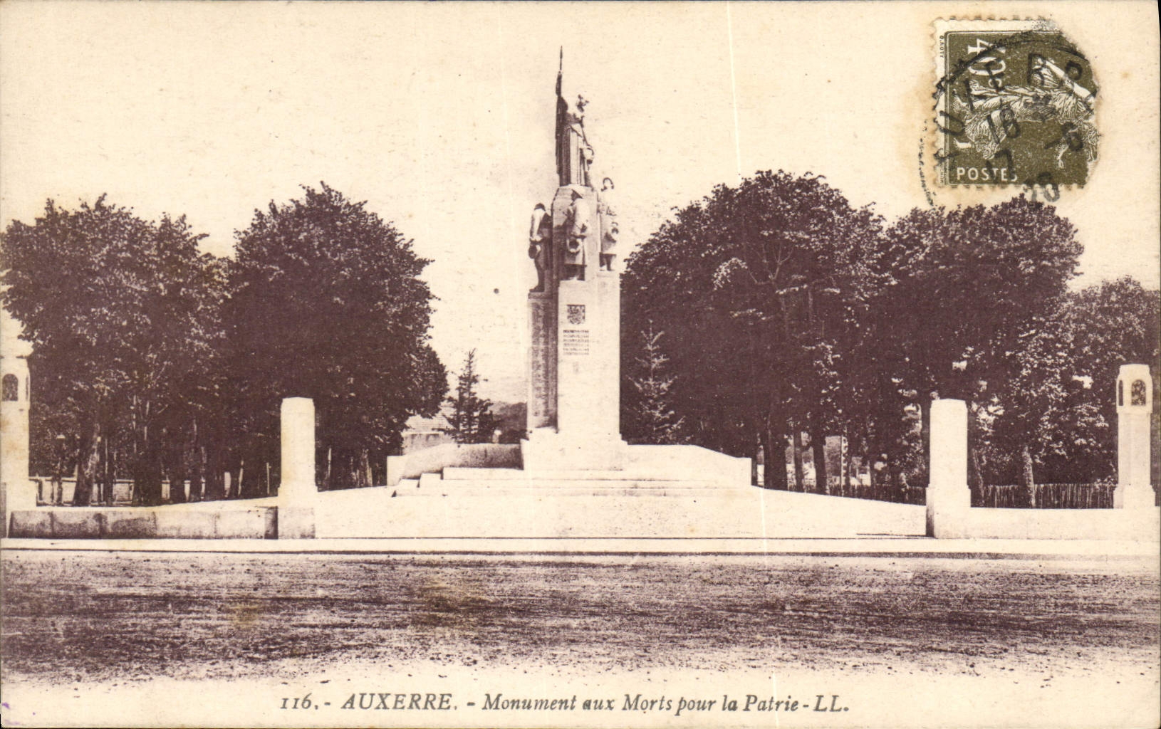 CPA Auxerre Monument aux Morts pour la Patrie 