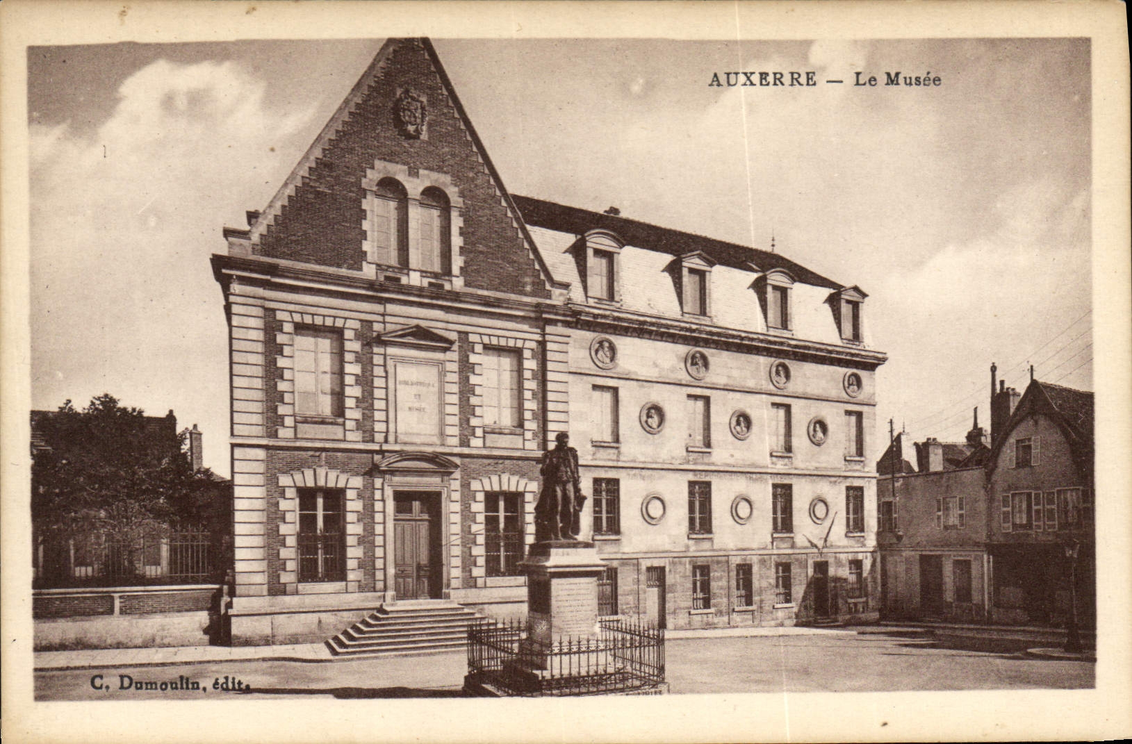 Auxerre — Le Musée — C. Dumoulin, édite.