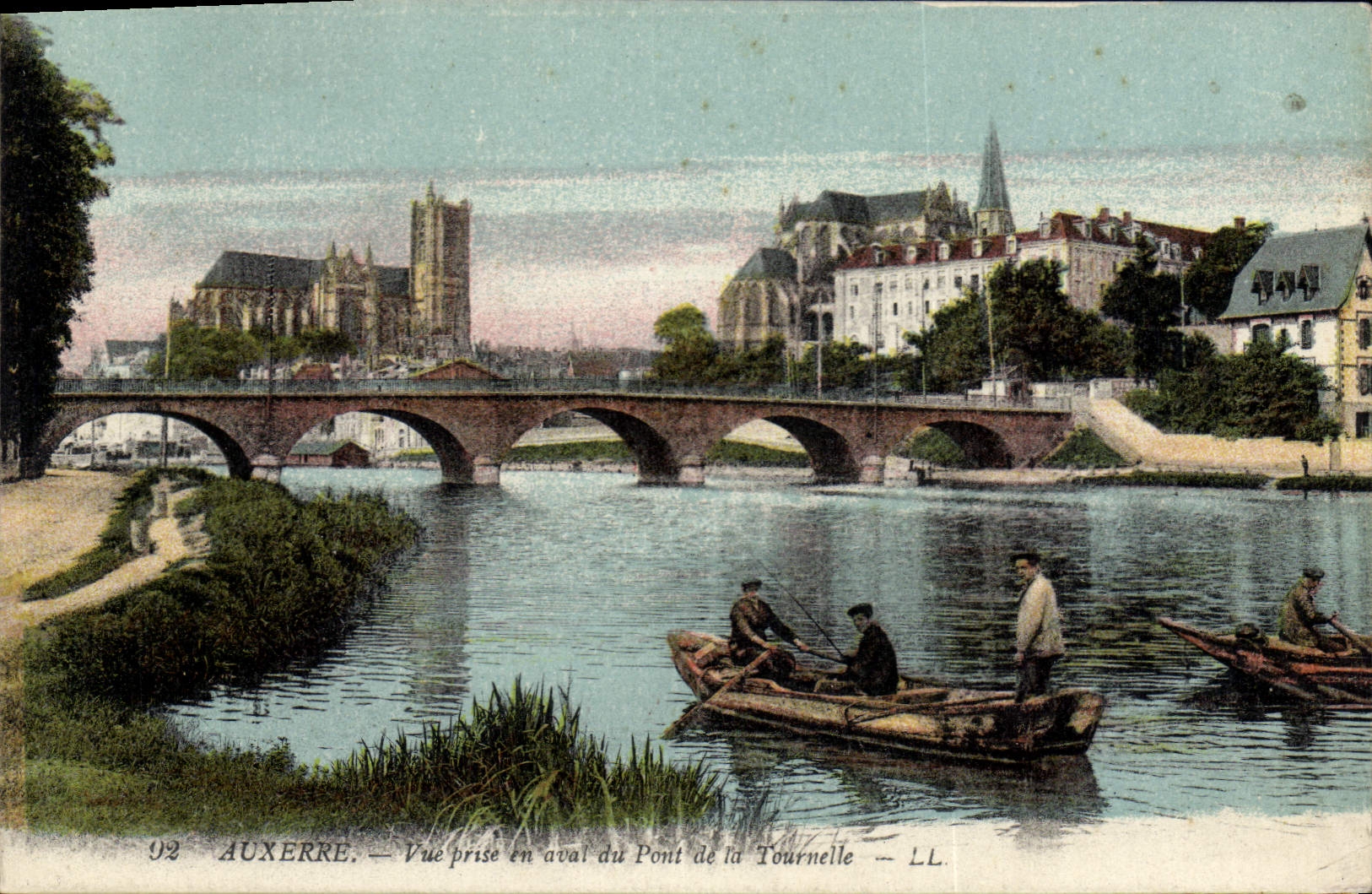 Auxerre — Ansicht vom Pont de la Tournelle aus der unteren Perspektive — LL