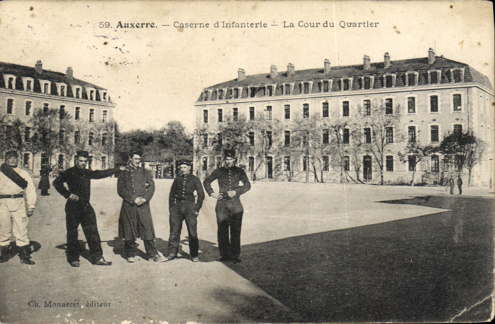 Auxerre — Caserne d'Infanterie — La Cour du Quartier — Ch. Monneret, éditeur