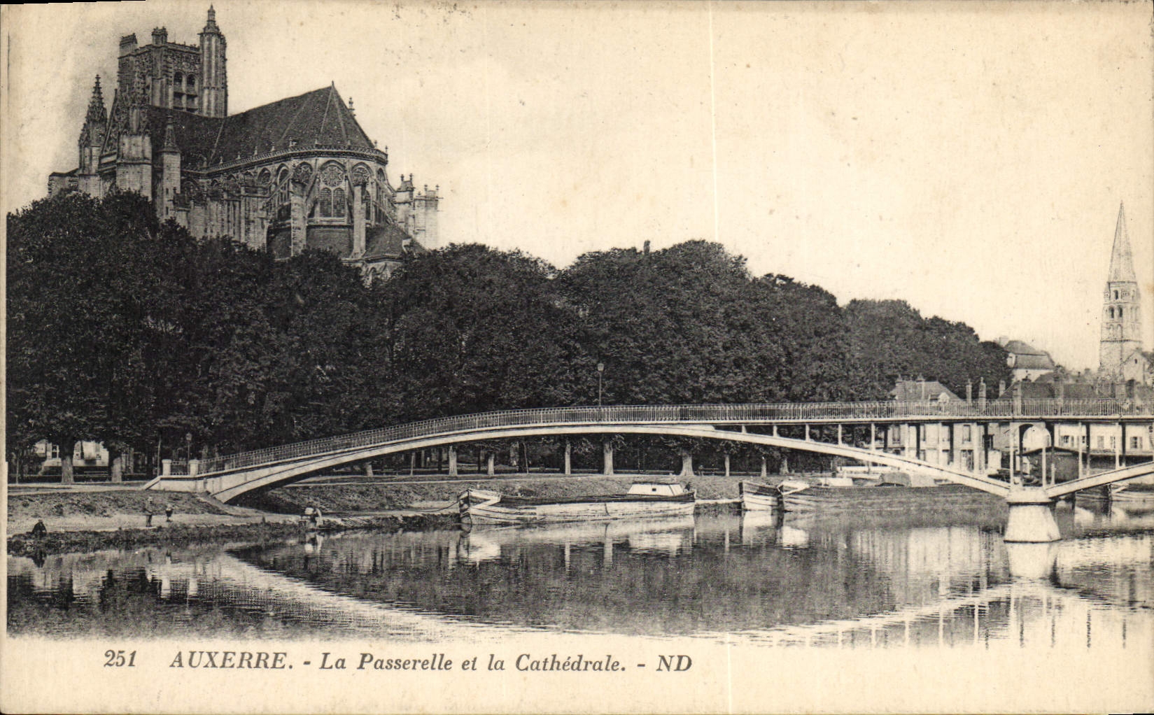 Auxerre - La Passerelle et la Cathédrale - ND