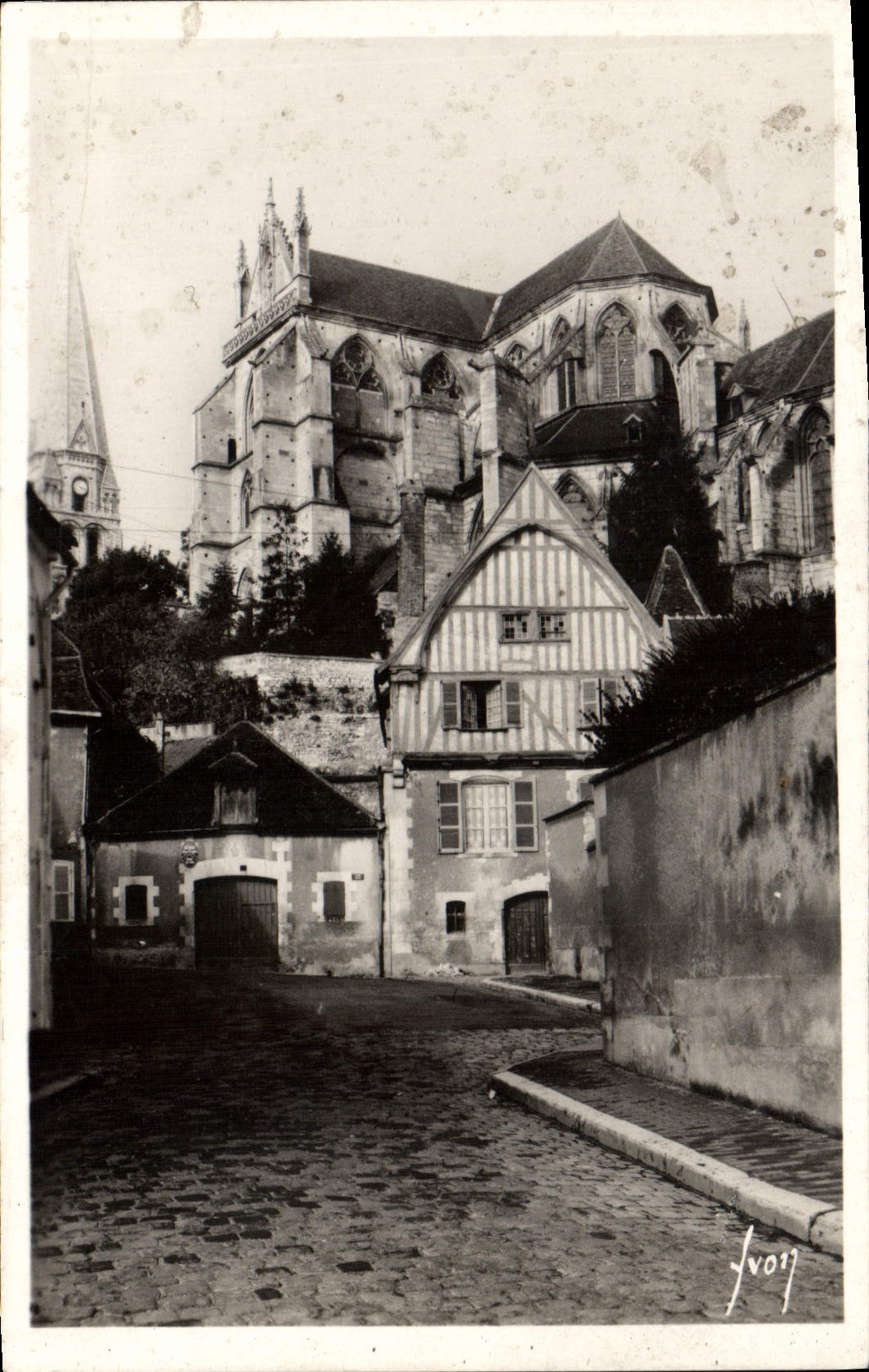 CPA Auxerre Yonne Abbaye Saint Germain et vieille maison Place Paul Bert 