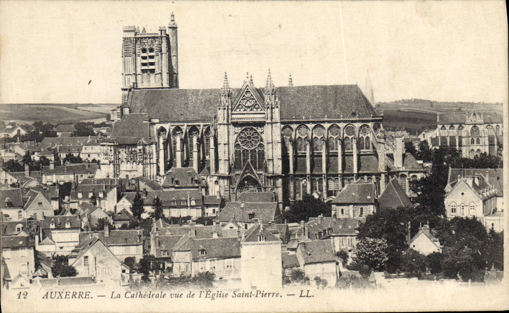 Auxerre — La Cathédrale vue de l'Église Saint-Pierre — LL. n°12