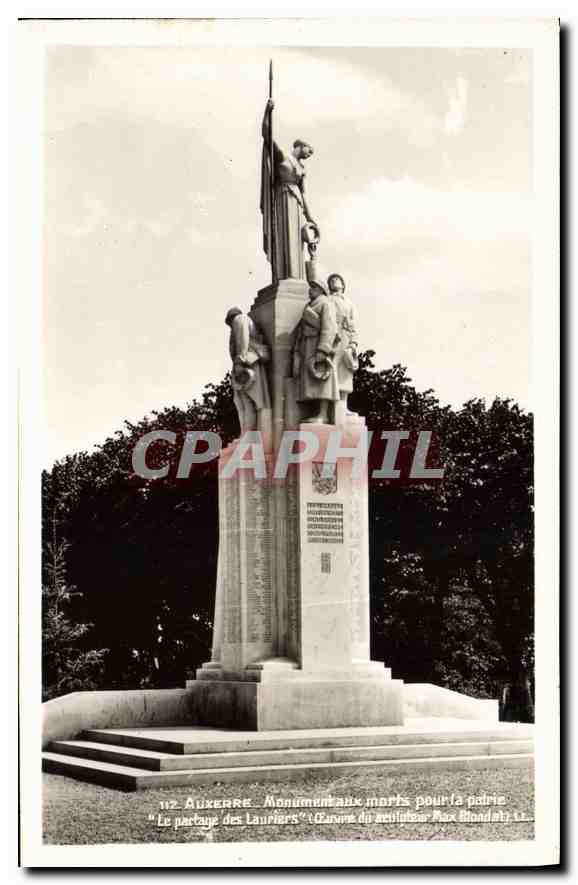 CPA Auxerre Monument aux Morts pour la Patrie le Partage des Lauriers Ceuvre de Sculpteur Max Blonda