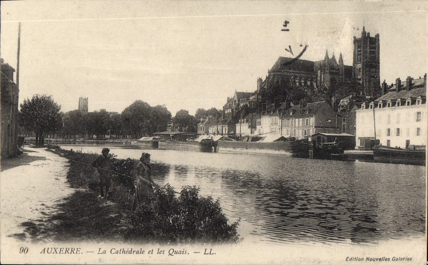 Auxerre — La Cathédrale et les Quais — LL. — Édition Nouvelles Galeries