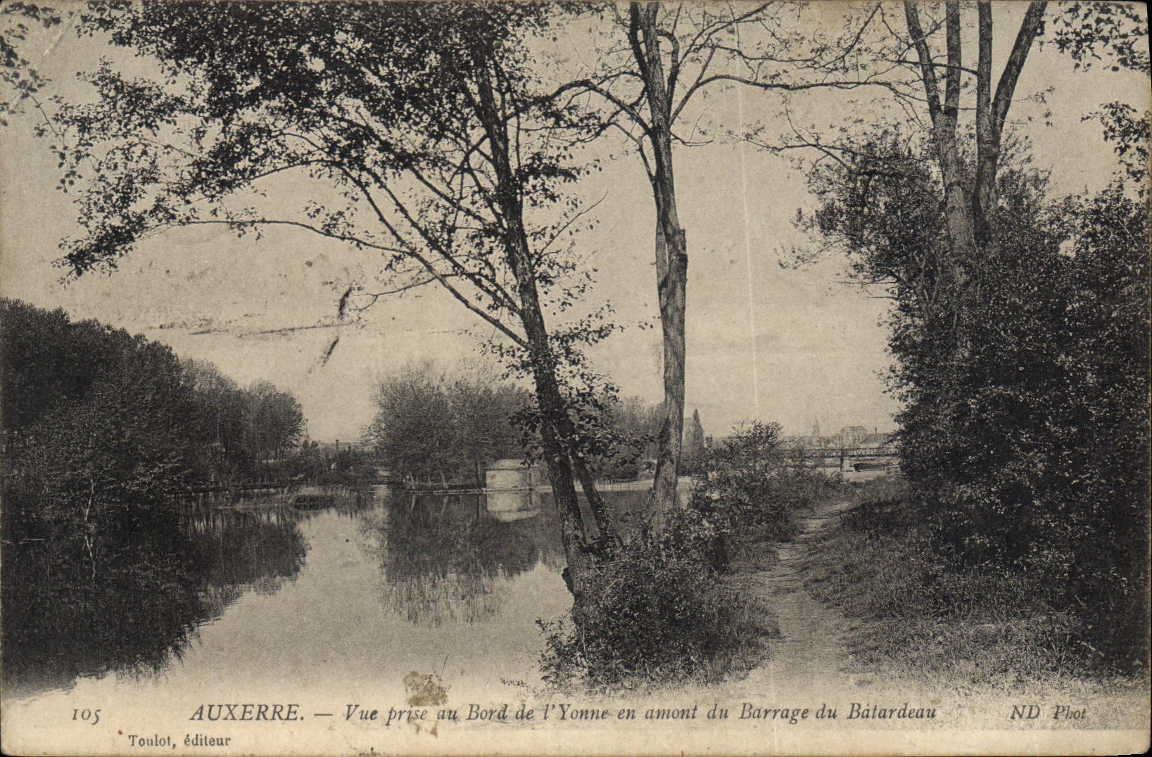 Auxerre — Vue prise au Bord de l'Yonne en amont du Barrage du Bátardeaou — ND Phot, éditeur Toulout