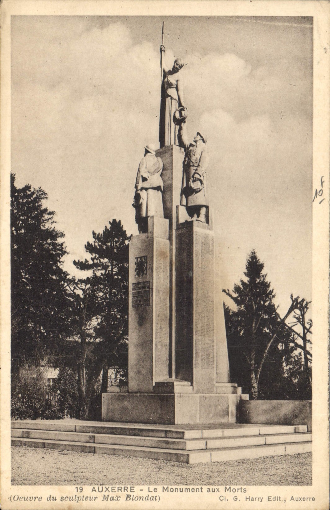 Auxerre — Le Monument aux Morts — Oeuvre du sculpteur Marc Blondat — Cl. G. Harry Edit., Auxerre