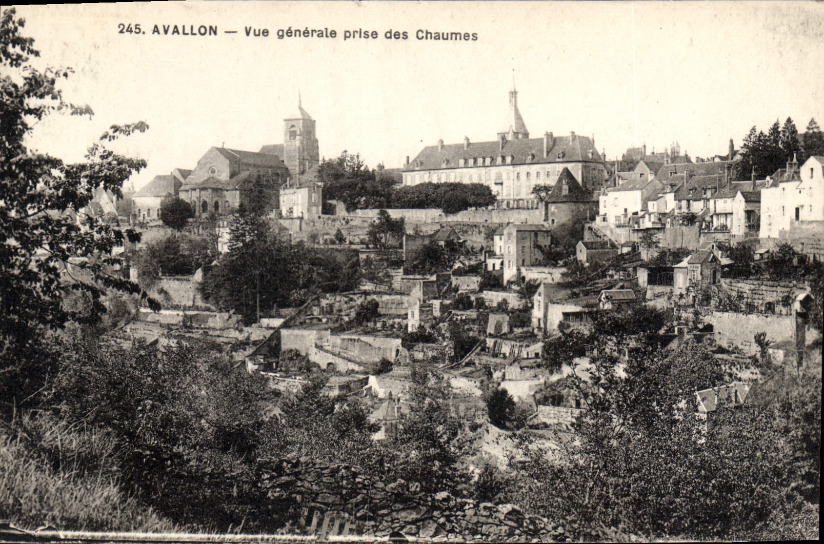 Avallon — Vue générale prise des Chaumes — Lib. P. P. Wecter, édit. Avallon