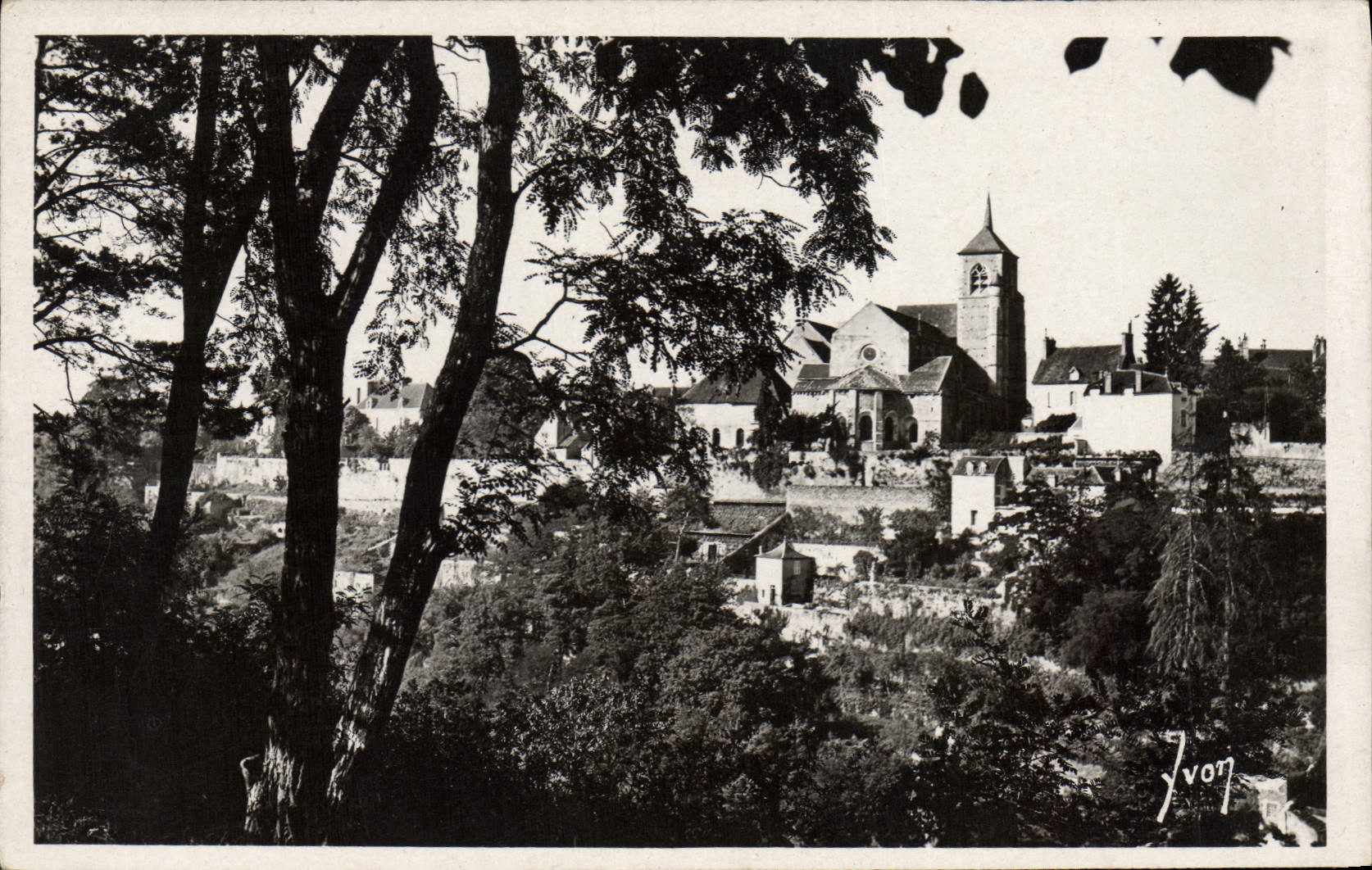 Avallon (Yonne) — L'Église Saint-Lazare vue du bois des Chaumes — Éditions d'Art 'VYON', Paris